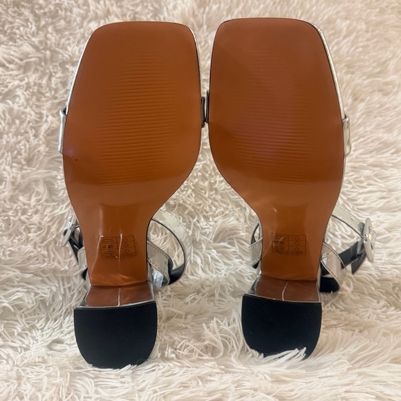 PrettyLittleThing SILVER METALLIC THICK STRAP BLOCK HEELED SANDALS NWT - SIZE 8 - Picture 7 of 13